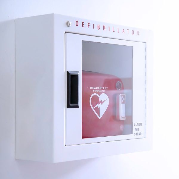 Defibrillator in einem weißen Kasten an einer Wand
