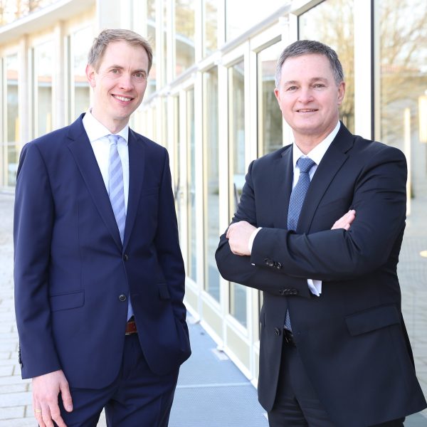 Matthias Smit und Matthias Kruse vom Vorstand der Volksbank Bad Salzuflen