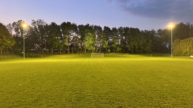Fußballplatz des TuS Lockhausen mit eingeschaltetem Flutlicht